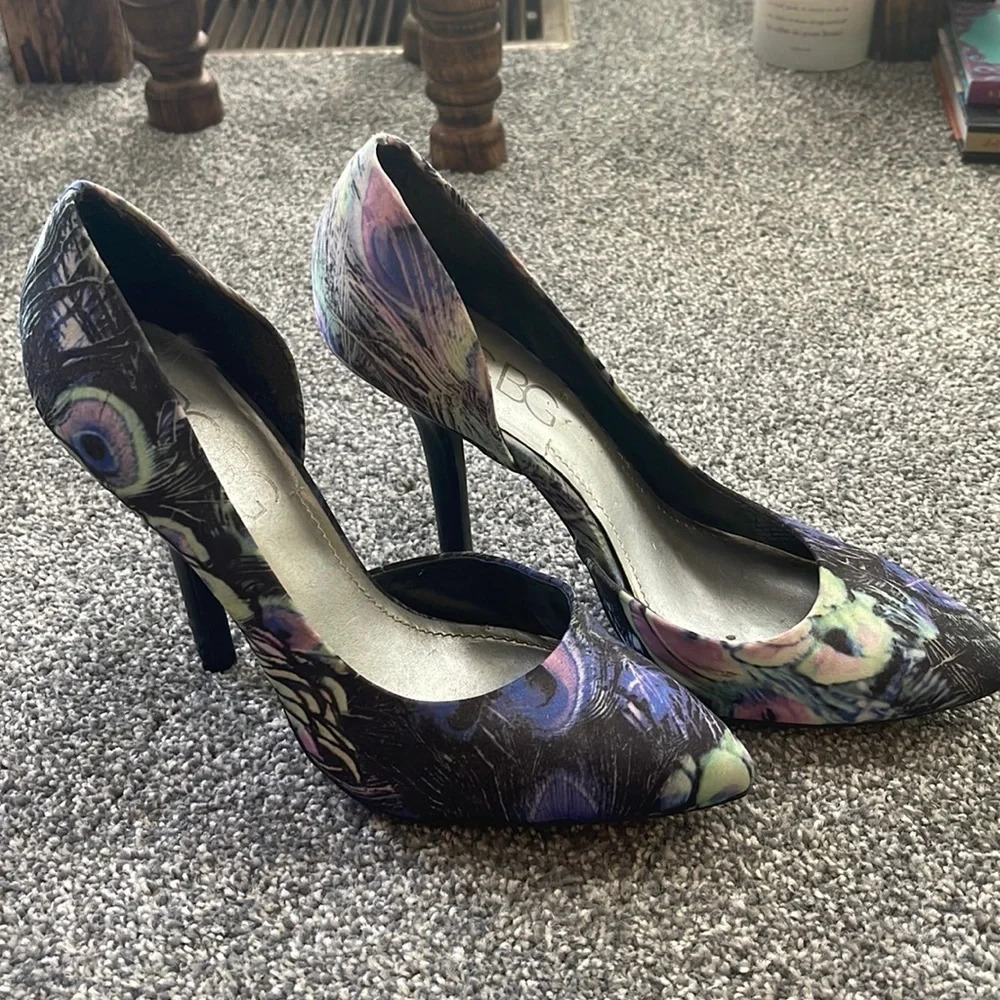 Women’s BCBG peacock 🦚 pumps 7 - Picture 2 of 4